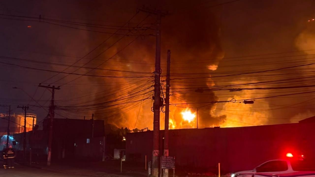 Photo: itatiaia.com.br Incendie dans une usine chimique à Itaquaquecetuba