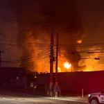 Incêndio em fábrica química mobiliza 100 bombeiros e deve atravessar a madrugada na Grande SP