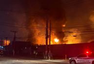 Incêndio em fábrica química mobiliza 100 bombeiros e deve atravessar a madrugada na Grande SP