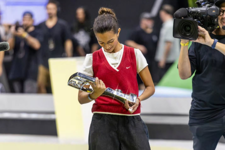 Rayssa Leal com troféu da etapa disputada no Maracanãzinho