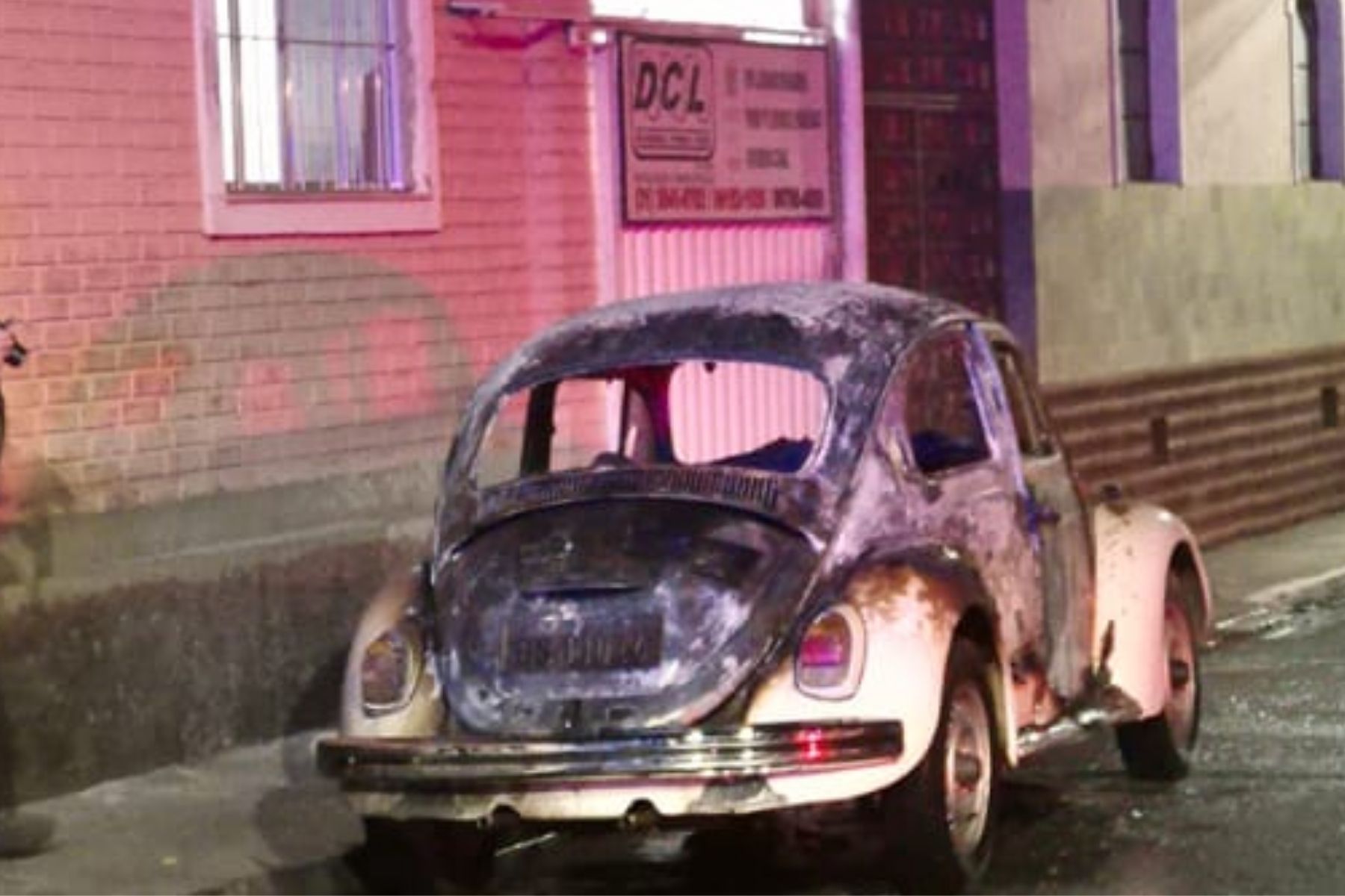 Fusca de vereador é destruído por incêndio em Nova Lima; veja vídeo