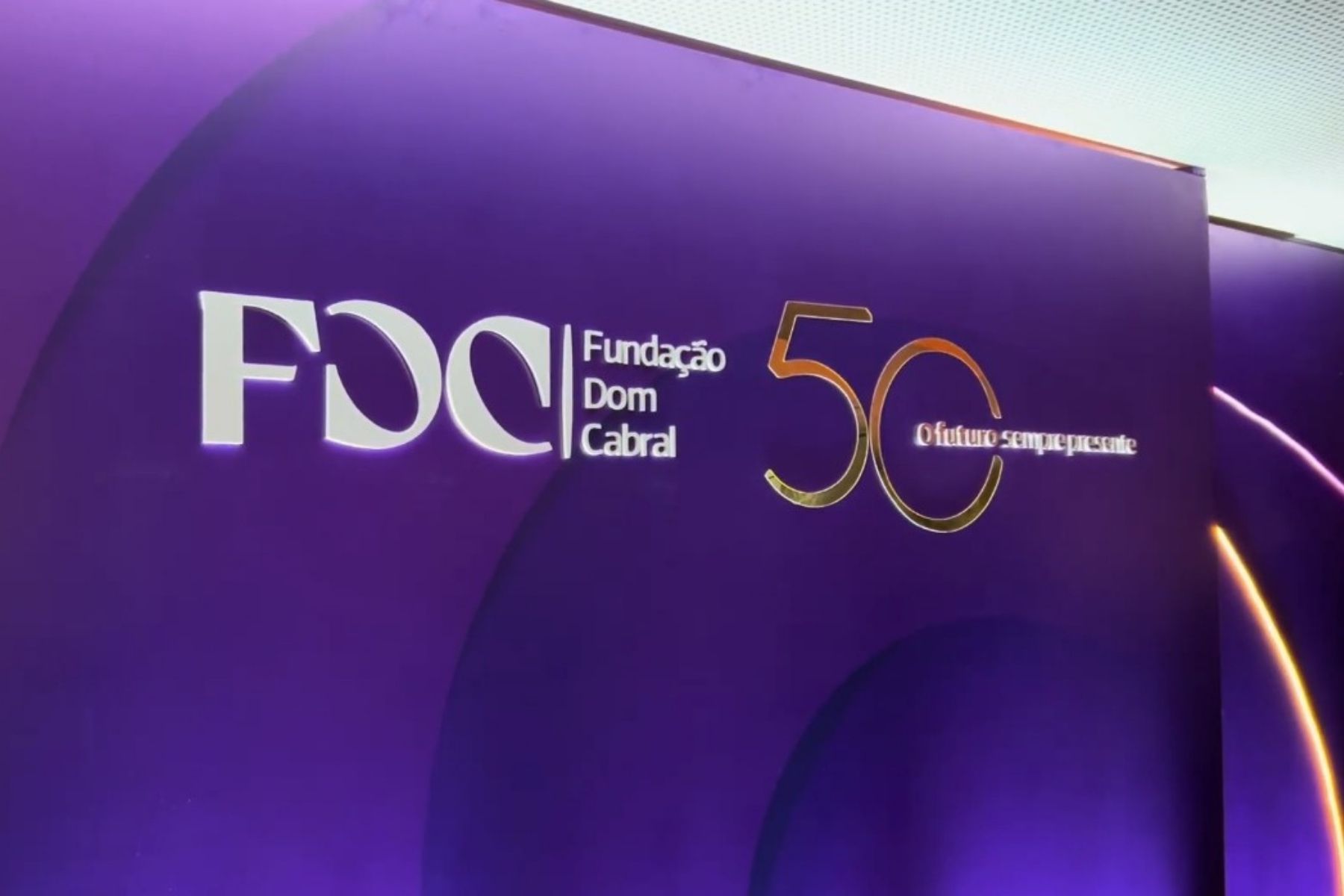 Fundação Dom Cabral celebra 50 anos com foco em IA, produtividade e qualificação profissional