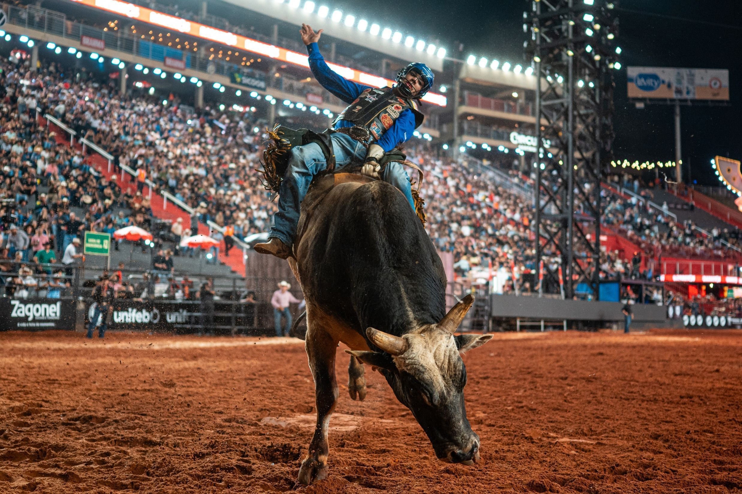 Festa do Peão de Barretos abre disputa da PBR na arena e mineiro sai na frente