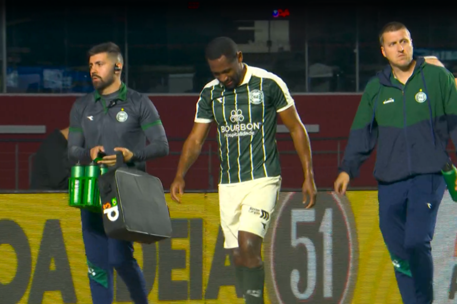 Titular do Coritiba deixa jogo contra o São Paulo no primeiro tempo