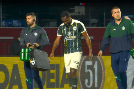 Tinga, do Coritiba, sente dores e é substituído ainda no 1° tempo