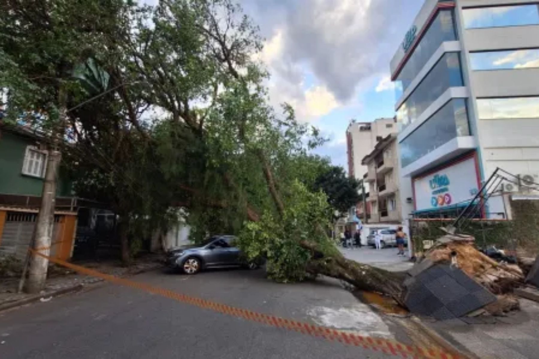 Rio de Janeiro suspende serviços e muda rotina por causa de ciclone-bomba