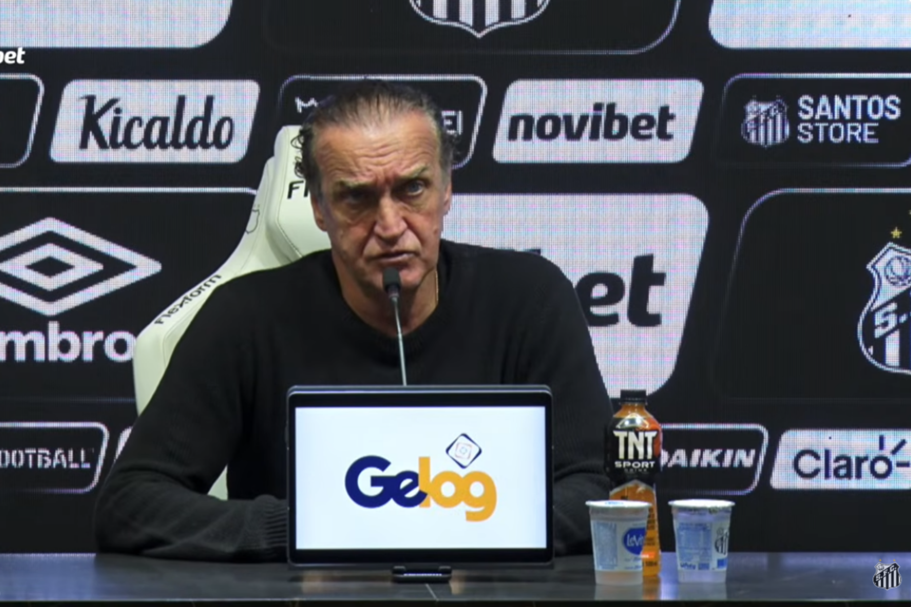 Cuca atualiza situação de dupla machucada em Santos x Macará: 'Um pouco mais sério'