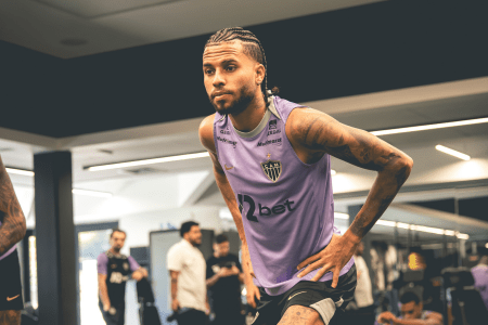 Alexsander durante treino do Atlético na Cidade do Galo