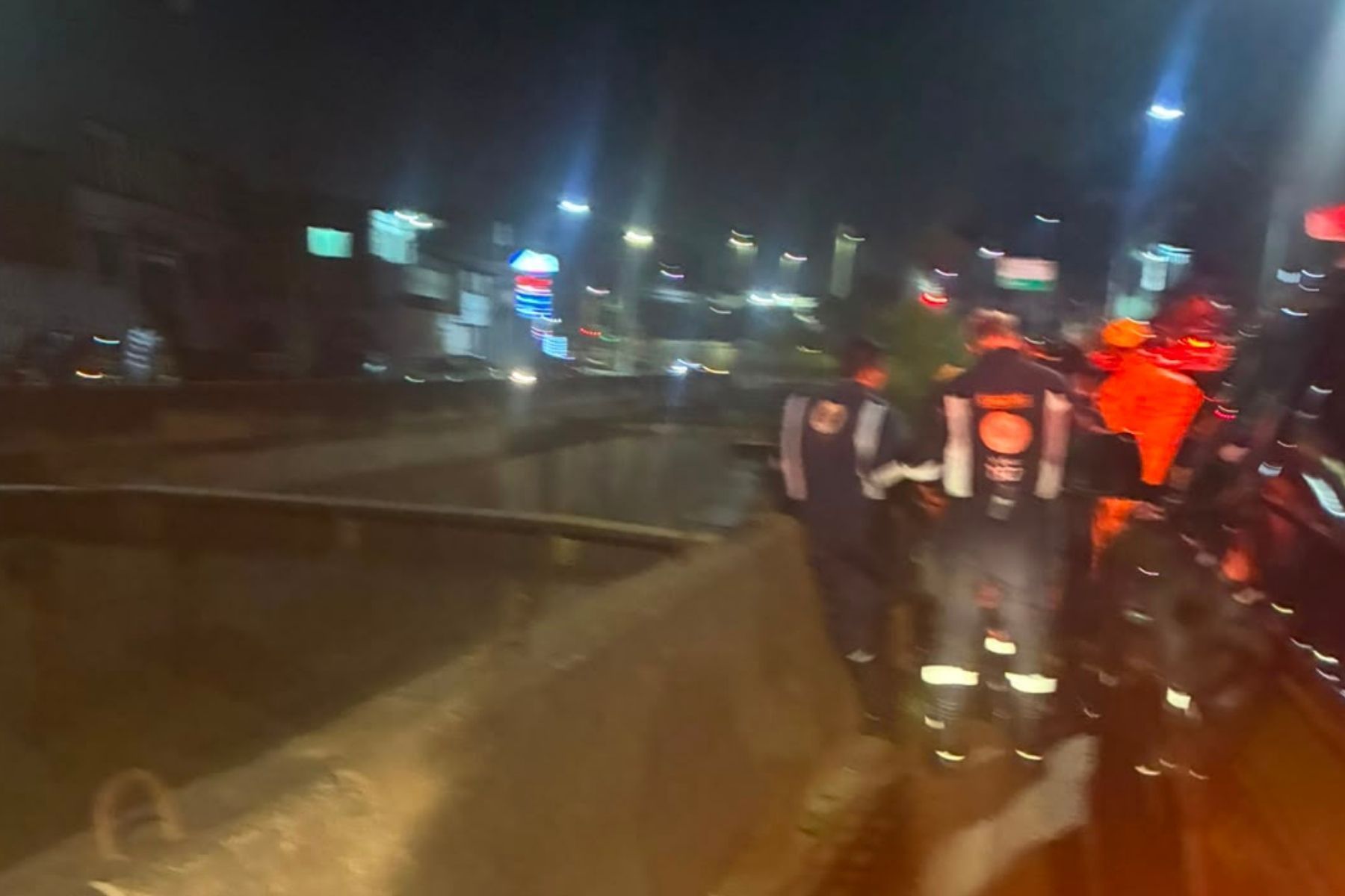 Homem cai em rio e é resgatado pelos bombeiros em Contagem