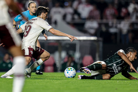 Pablo Maia dribla Fernando Sobral durante jogo no MorumBis neste sábado (15)