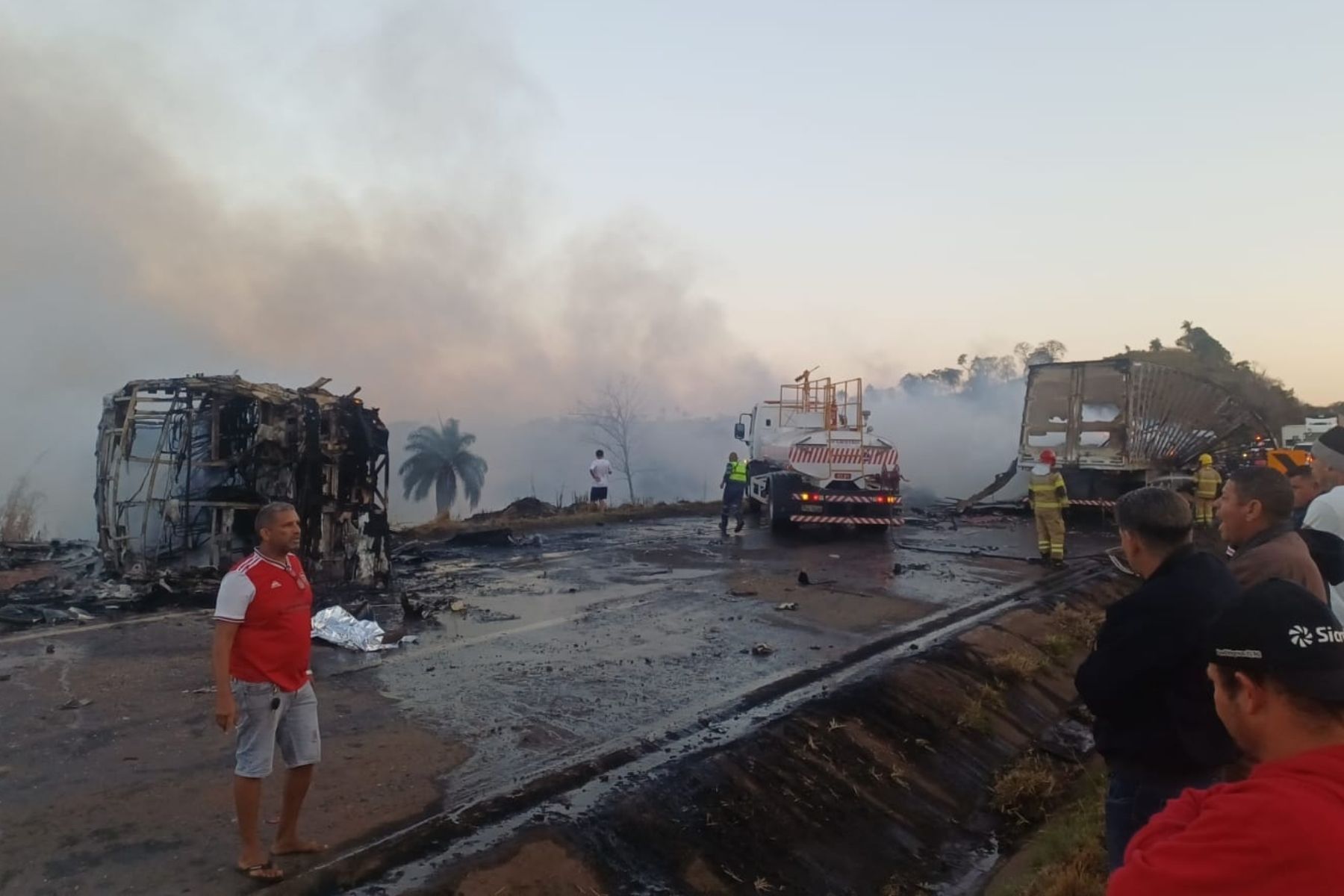 Acidente entre caminhão e ônibus na BR-040 deixa ao menos um morto vários feridos