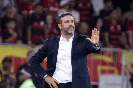 Artur Jorge, do Cruzeiro, durante jogo contra o Flamengo