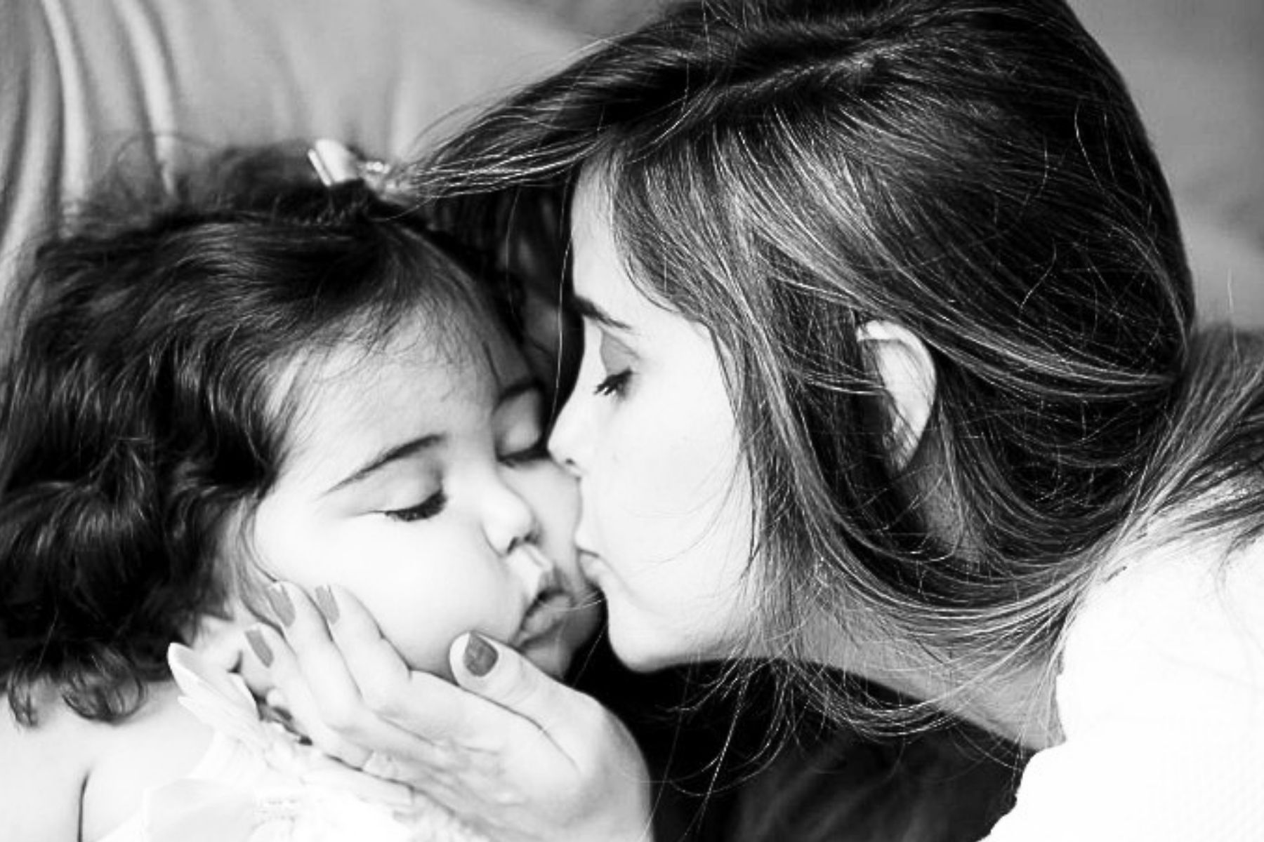 Entre o nascimento e a despedida: mãe transforma luto pela filha em livro