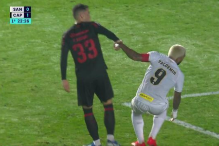 Aguirre ajuda Gabigol em lance de Santos x Athletico-PR