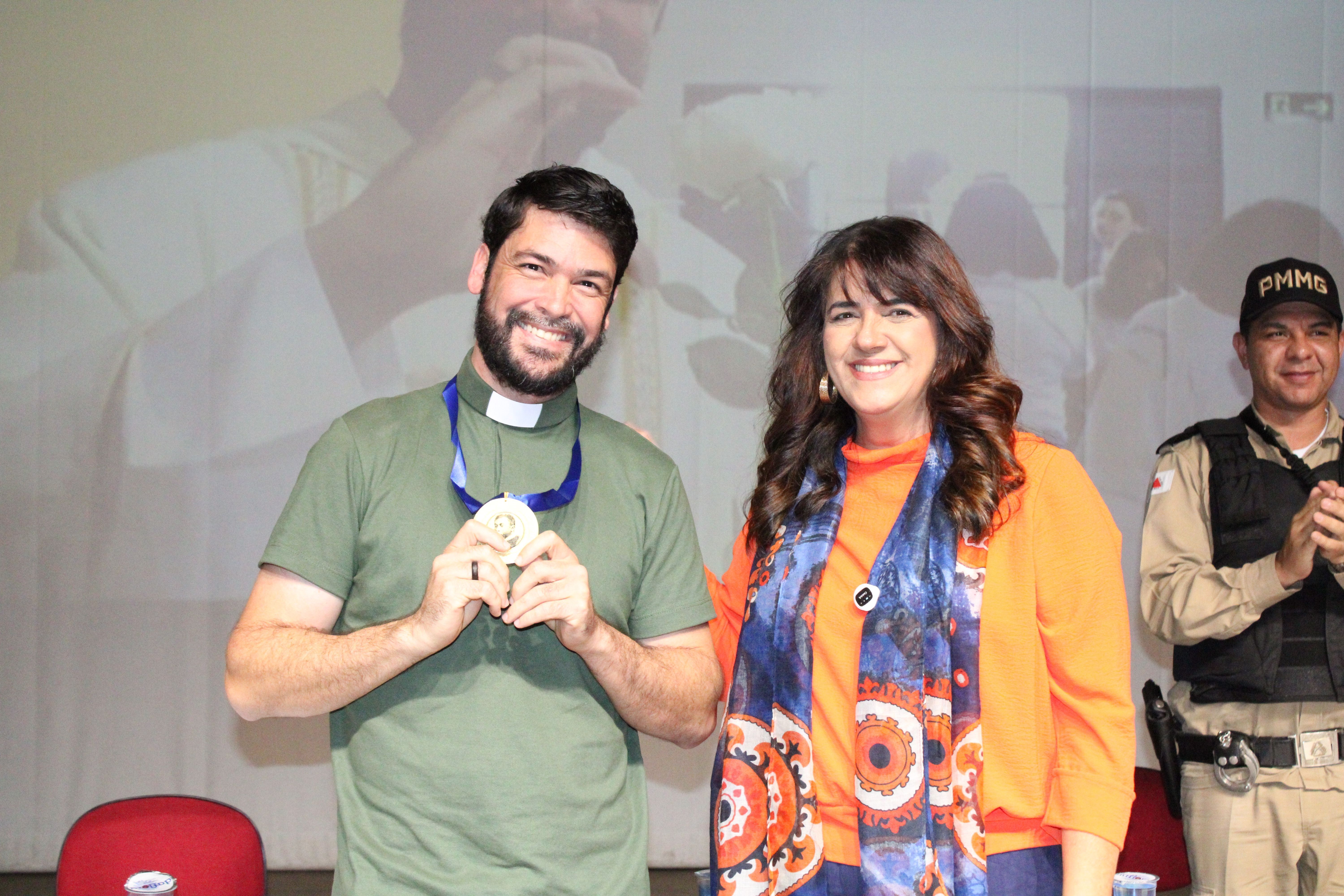Padre José Rodrigo recebe Comenda do Mérito Eclesiástico em Varginha