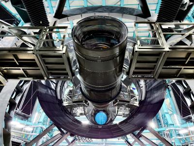 A câmera LSST instalada em abril de 2025, com os espelhos secundário e terciário visíveis