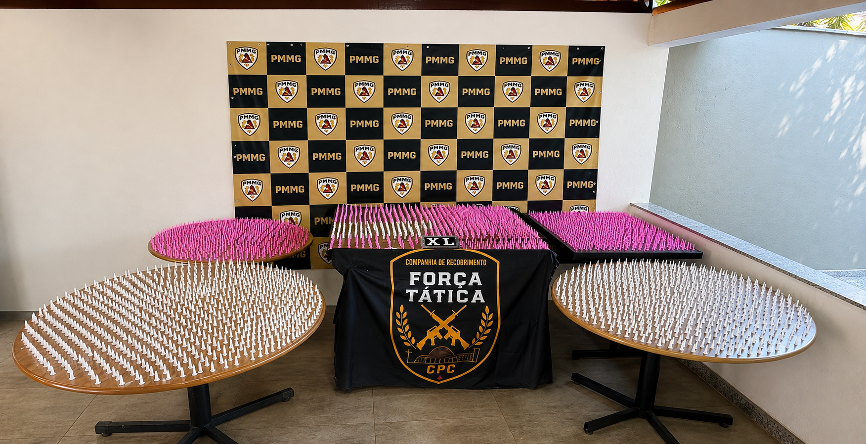 PM apreende mais de 3 mil pinos de cocaína na região Oeste de BH; mulher foi presa