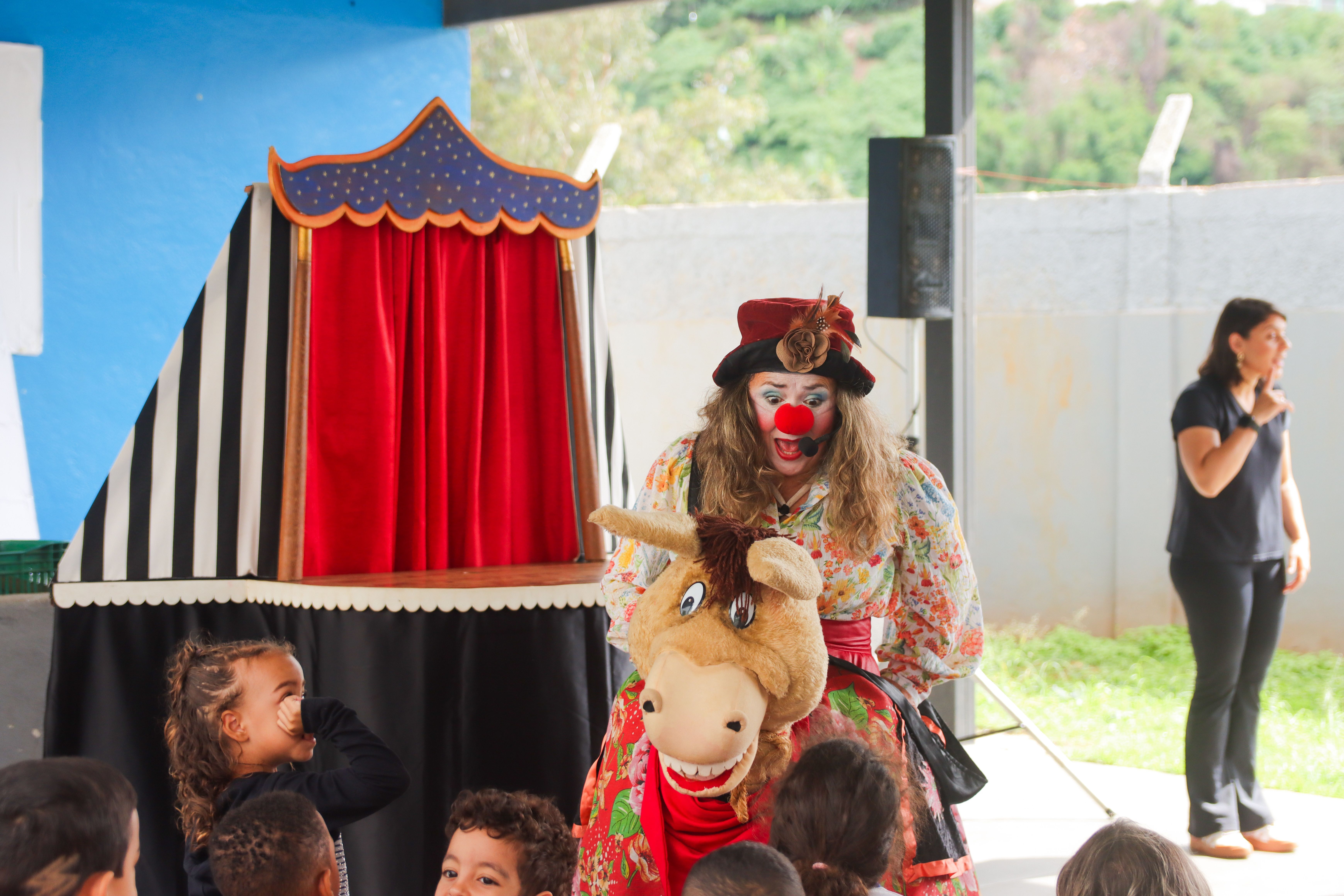 Circo da Jojoba passa por instituições e centros de educação infantil de Mariana