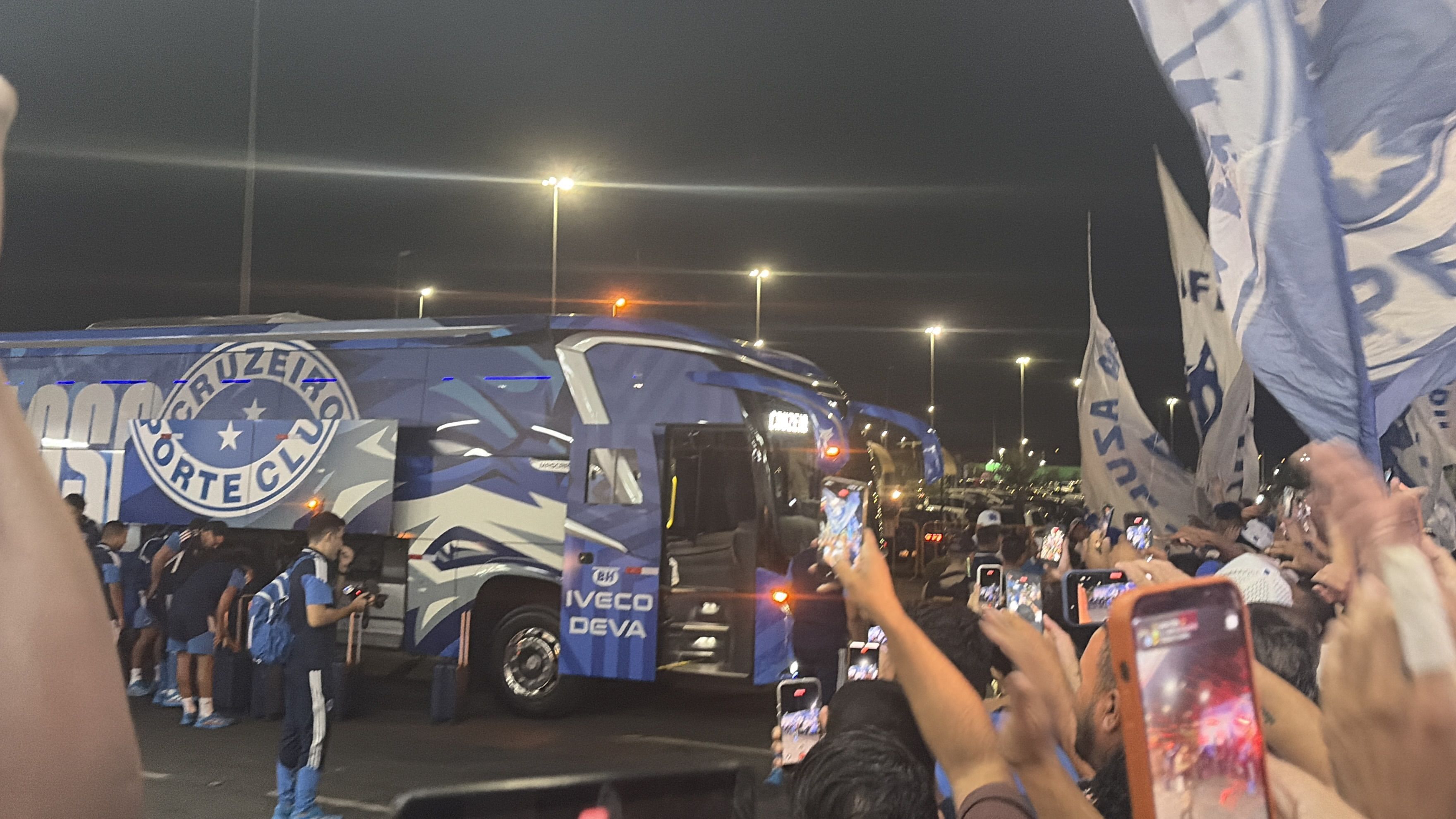 Libertadores: Cruzeiro embarca para decisão contra o Flamengo com apoio da torcida