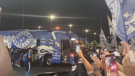 Torcida do Cruzeiro apoia o elenco no embarque para o Rio de Janeiro