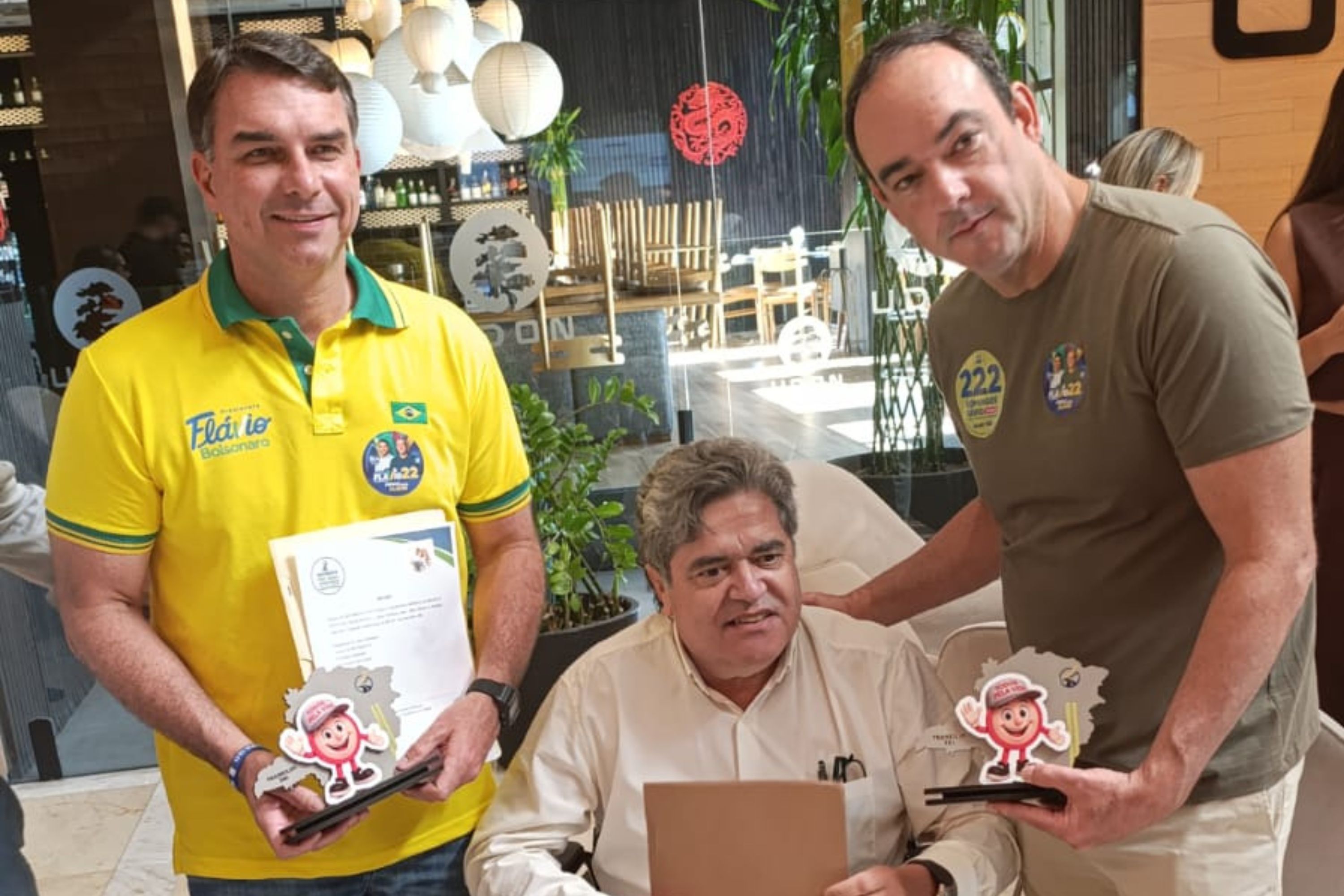 Movimento pró-vidas entrega manifesto sobre a BR-381 e Rodoanel à Flávio Bolsonaro