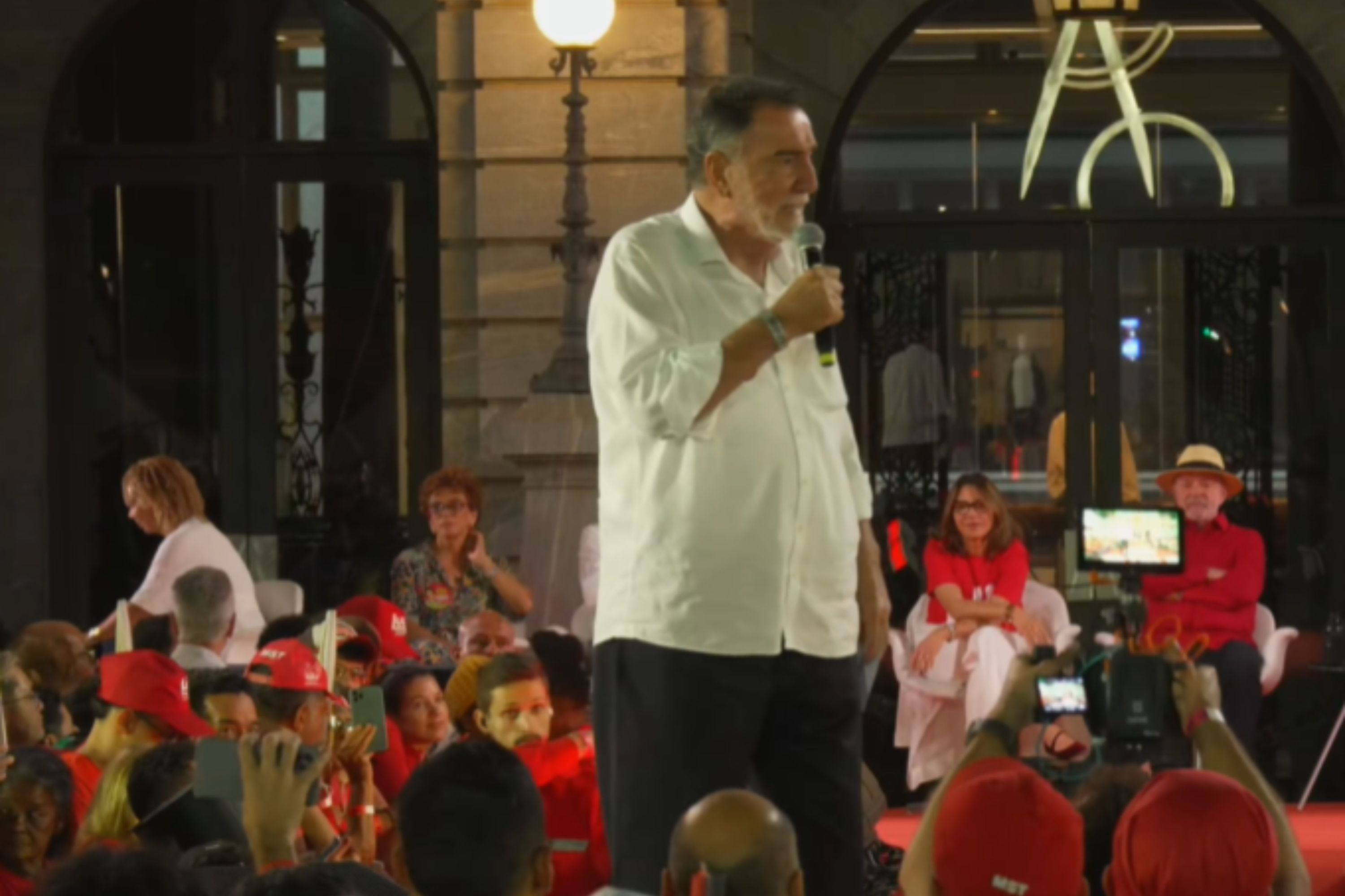 Com Lula, Patrus defende reestatização da Copasa: ‘Pode demorar anos, mas vamos discutir'