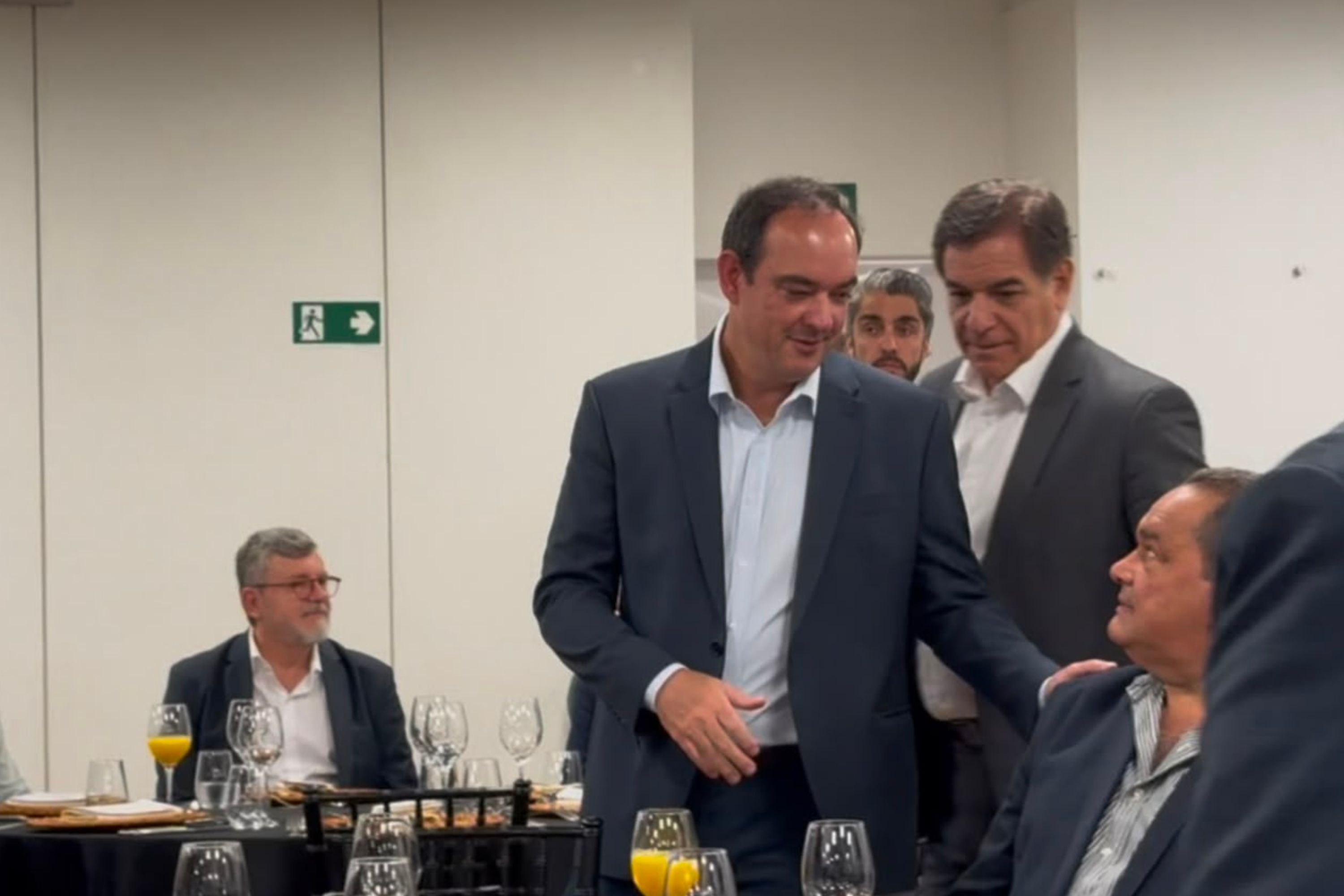 Roscoe defende simplificação de normas do setor produtivo em almoço com empresário
