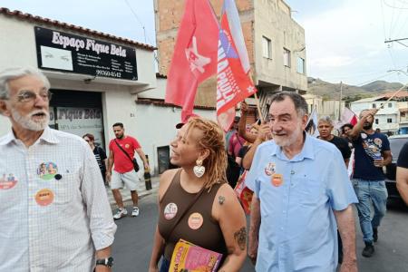 Patrus Ananias, durante caminhada pelo Taquaril, em BH