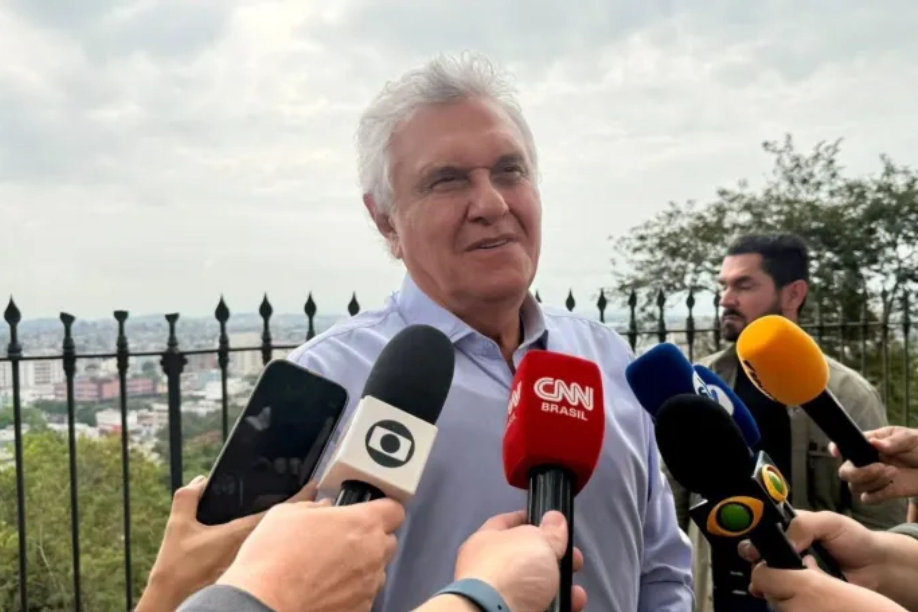 Caiado usa colete à prova de balas em agenda no Rio e reforça críticas à segurança pública