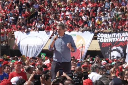 Fernando Haddad no ato do presidente Lula em São Paulo