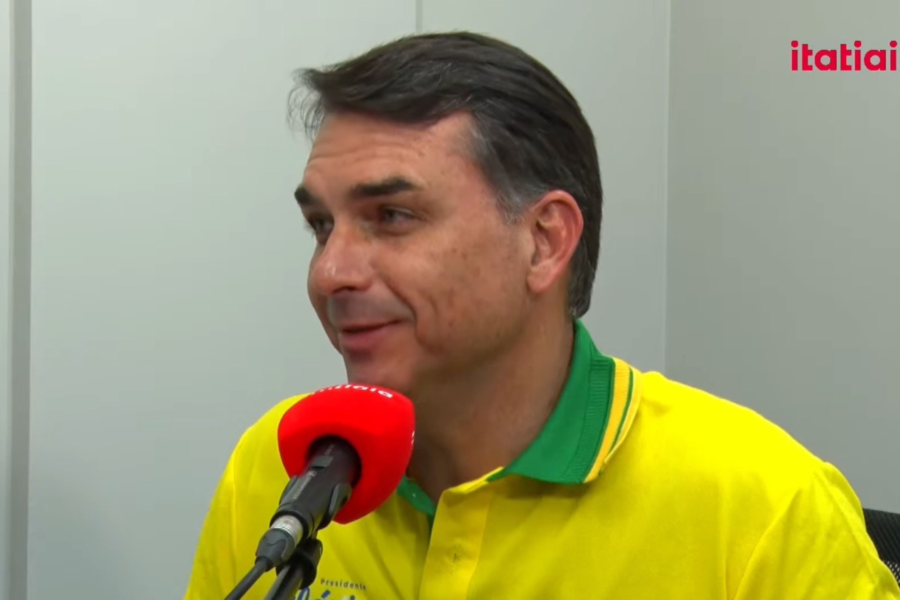 Flávio Bolsonaro não irá ao primeiro debate entre candidatos neste domingo (23)