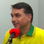 Flávio Bolsonaro não irá ao primeiro debate entre candidatos neste domingo (23)
