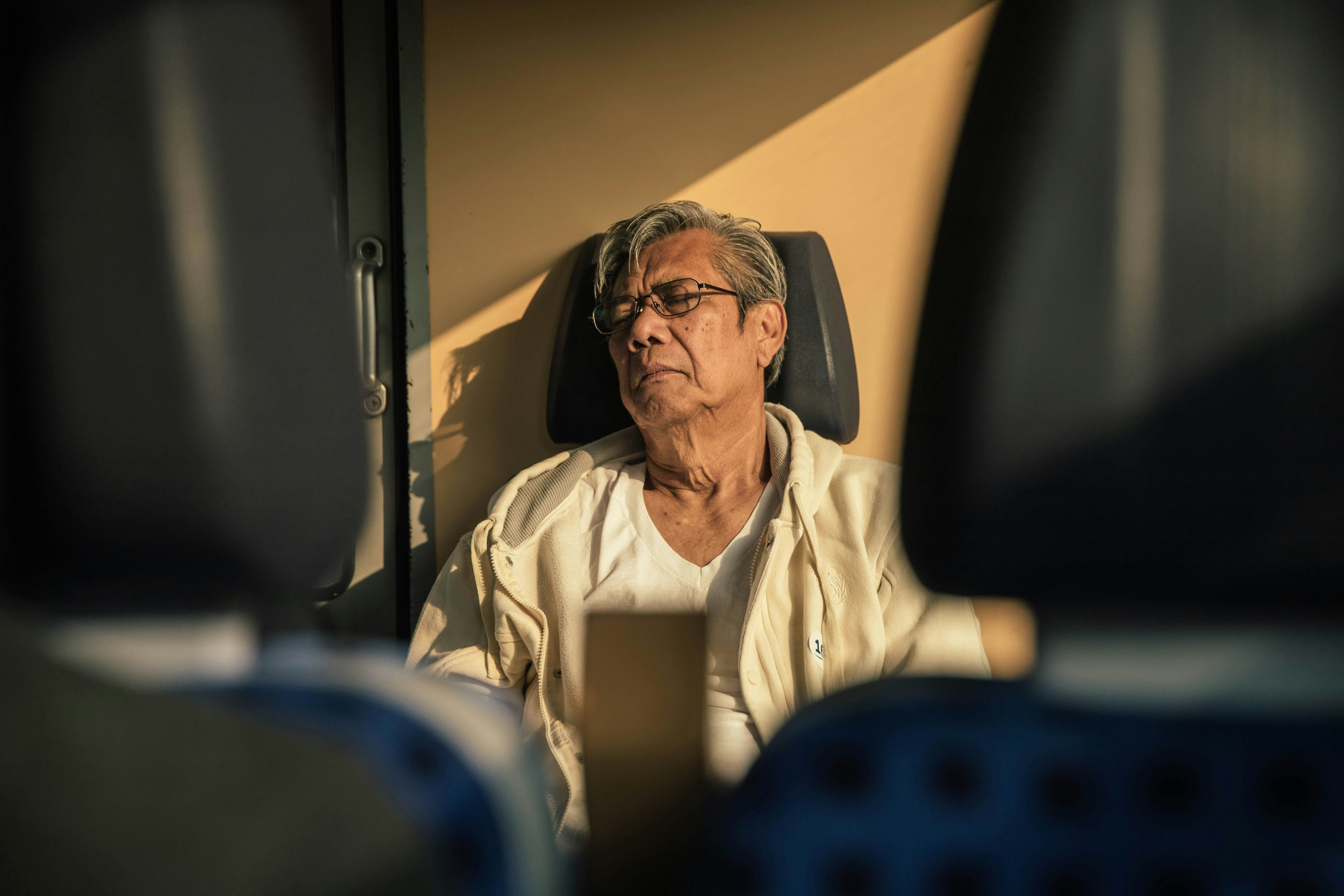 Idosos precisam dormir menos? Descubra quantas horas protegem a memória após os 60