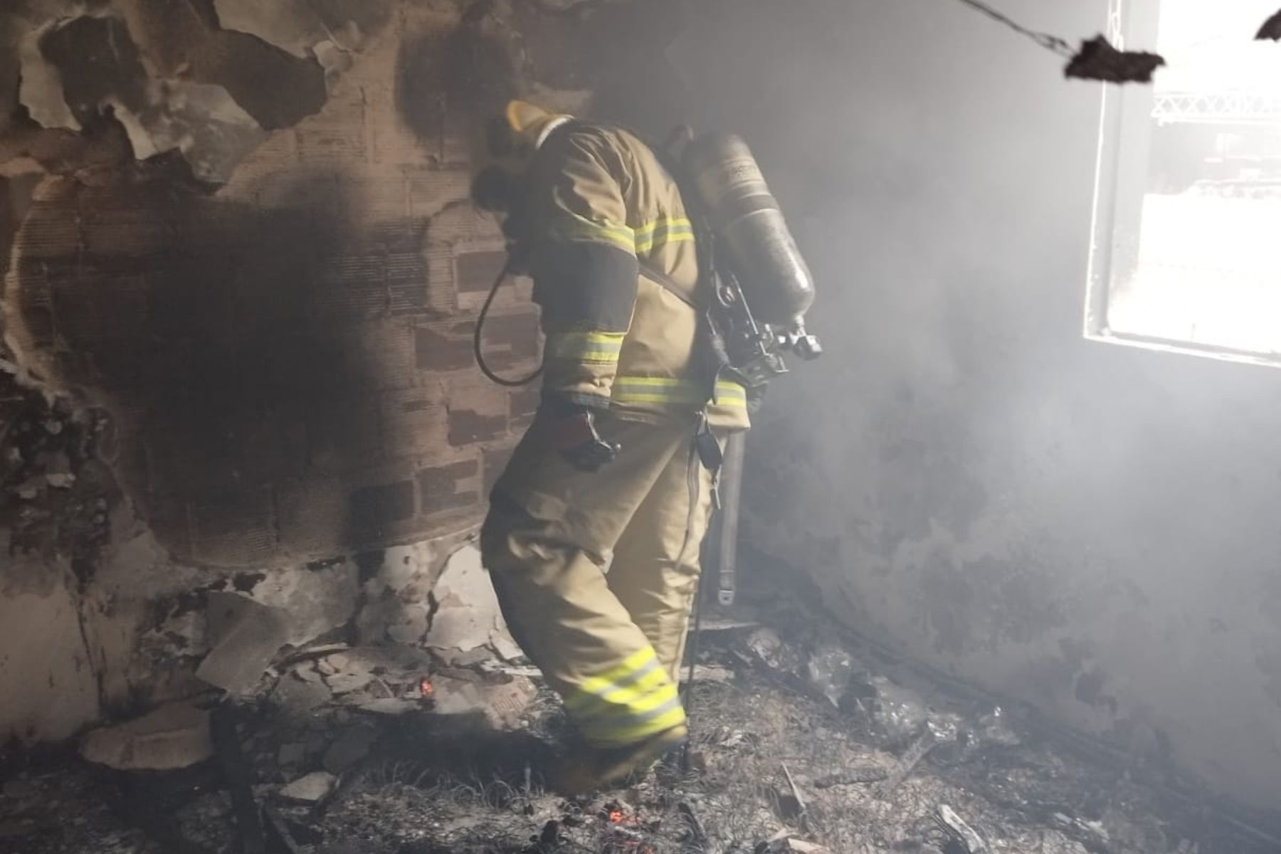Casal fica ferido em incêndio em cômodo de apartamento em Juiz de Fora