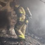Casal fica ferido em incêndio em cômodo de apartamento em Juiz de Fora