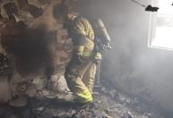Casal fica ferido em incêndio em cômodo de apartamento em Juiz de Fora