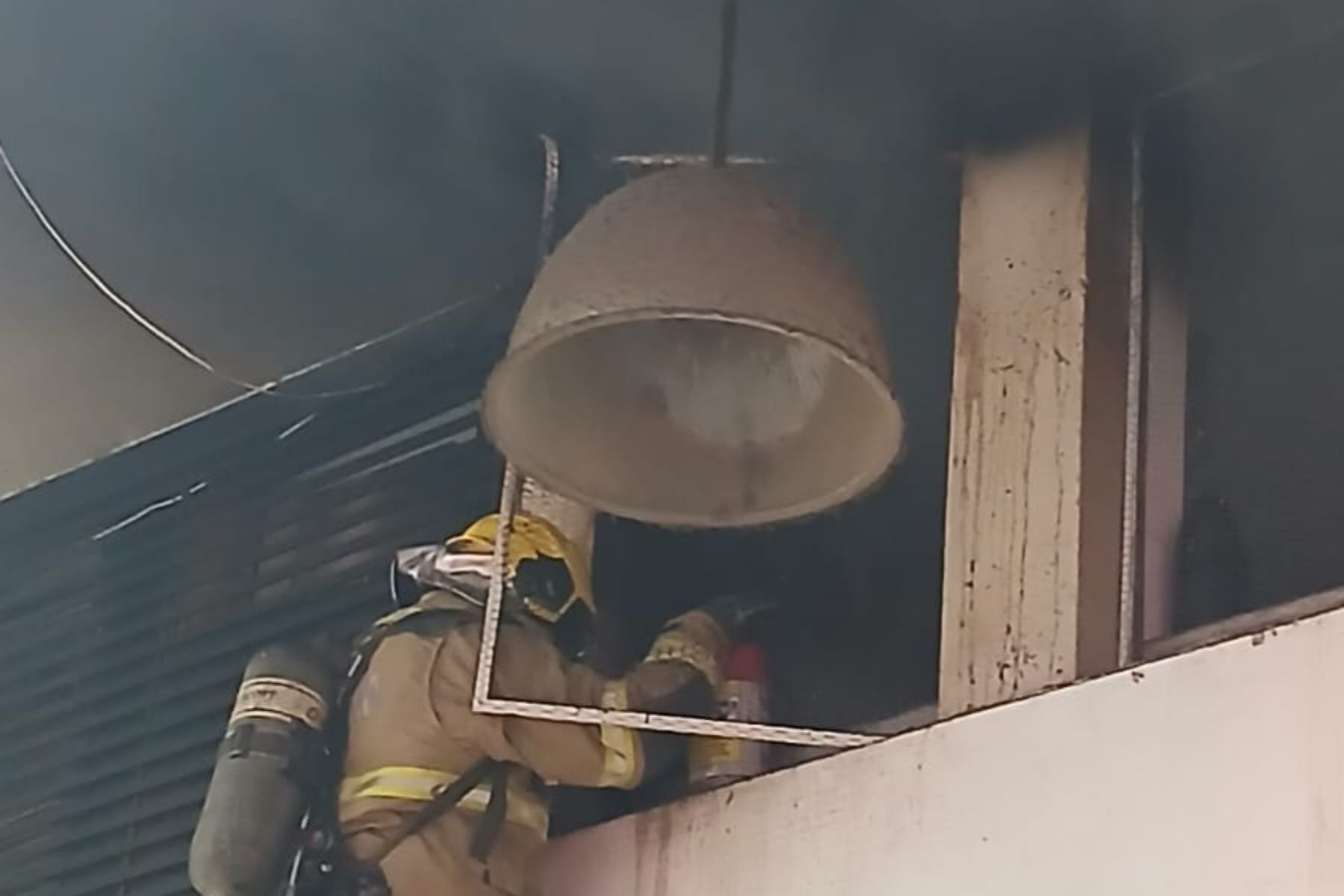 Bombeiros combatem incêndio em estabelecimento comercial no Centro de Juiz de Fora