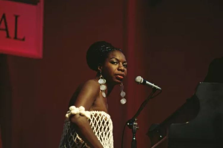 Nina Simone: a voz que desafiou o racismo e revolucionou a música mundial