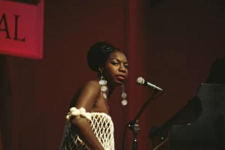 Mais de 20 anos após sua morte, Nina Simone continua influenciando músicos, estilistas e movimentos sociais em todo o mundo.
