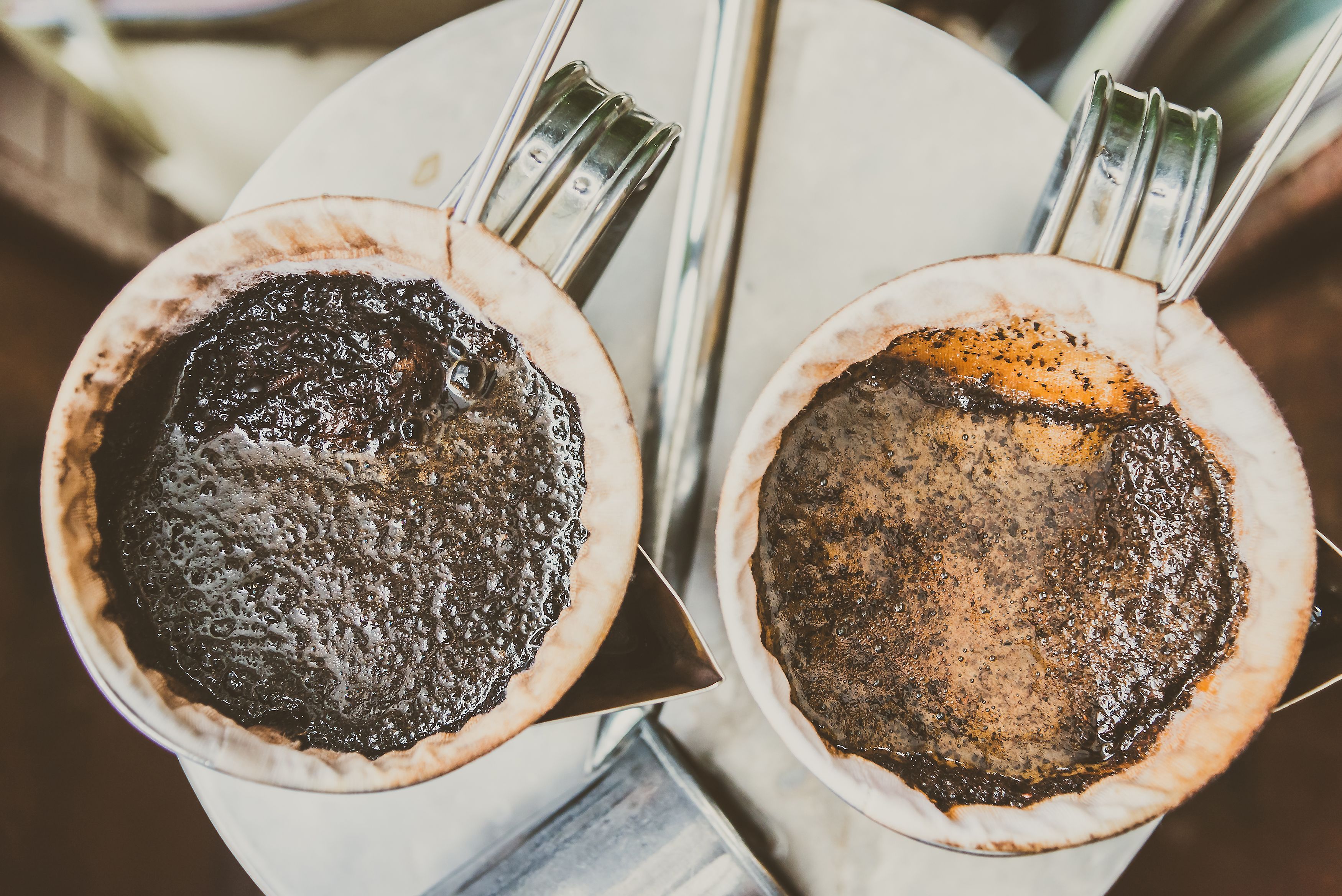 Jogar borra de café usada no vaso sanitário: para que serve e por que recomendam