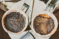 Jogar borra de café usada no vaso sanitário: para que serve e por que recomendam
