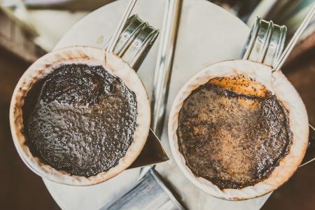 Misture vinagre com borra de café: o truque de ouro que muita gente usa para ajudar na limpeza
