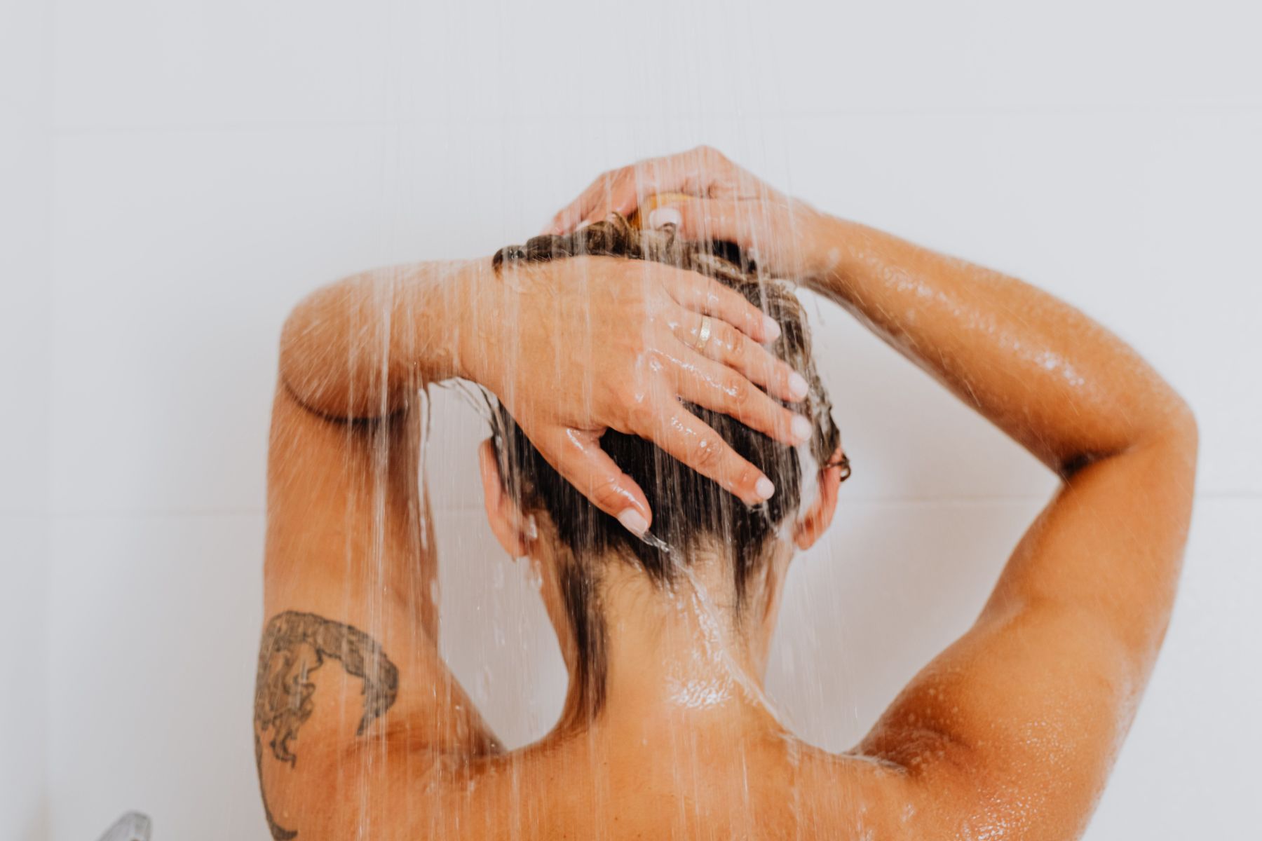 Pode lavar o cabelo todos os dias? Dermatologista revela a frequência ideal