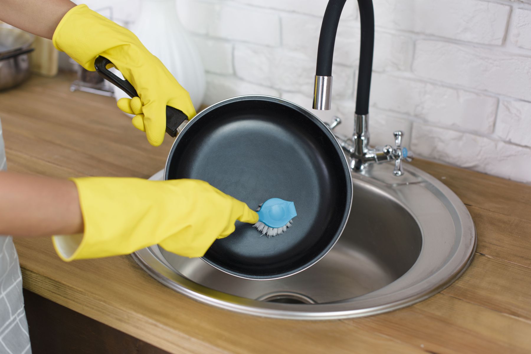 Nem faca, nem esponja: a maneira correta de remover o queimado da panela sem arranhá-la