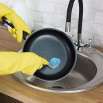 Nem faca, nem esponja: a maneira correta de remover o queimado da panela sem arranhá-la