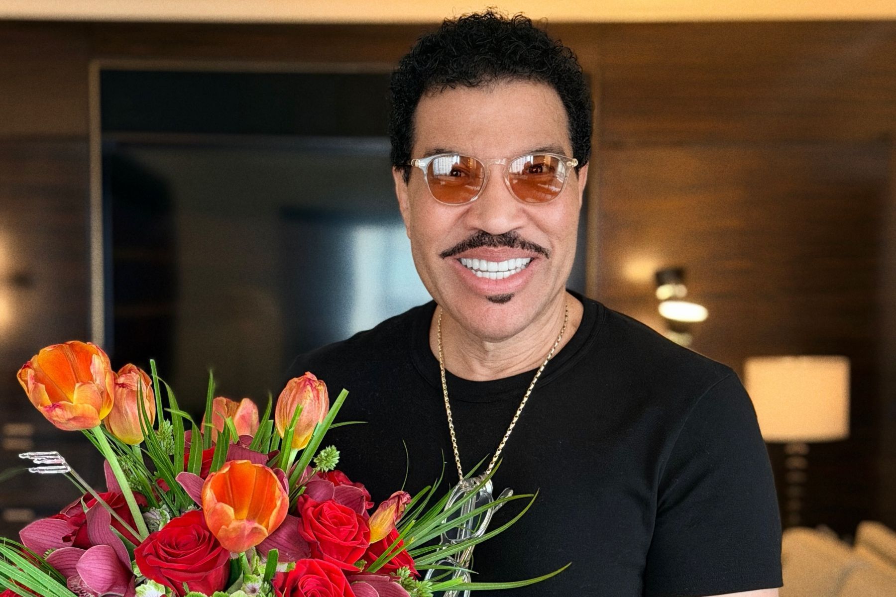 Lionel Richie é internado em UTI após se sentir mal em show de turnê
