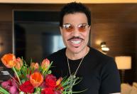 Lionel Richie é internado em UTI após se sentir mal em show de turnê