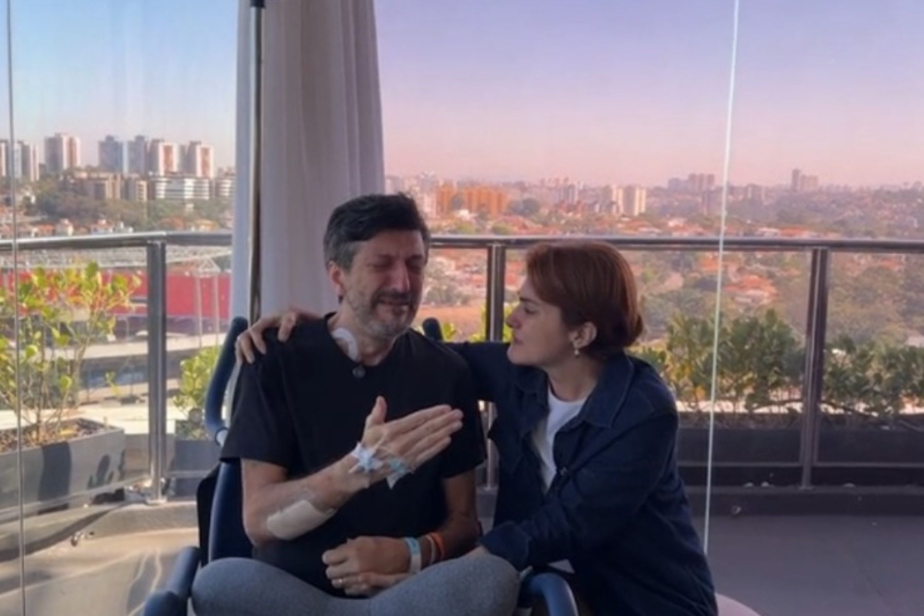Lito Sousa chora em vídeo após descobrir doença incurável e faz promessa
