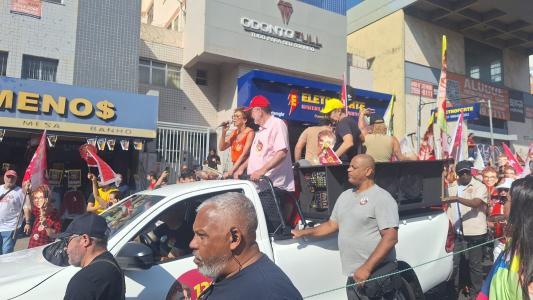 Marília discursa para apoiadores em Contagem, ao lado de Patrus Ananias