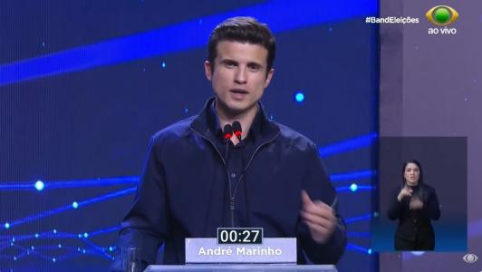 André Marinho (Novo) começou a responder à uma pergunta imitando Eduardo Paes